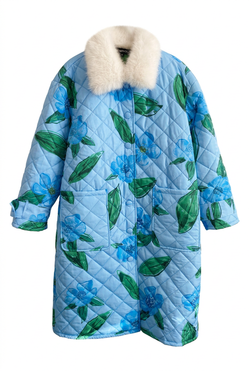 Jakken med egendesignet blomsterprint og hvit faux fur-krage på hvit bakgrunn.